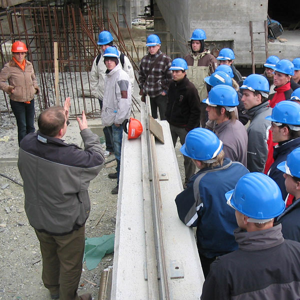 Študenti gradbeništva na strokovni ekskurzije na gradbišču viadukta Črni kal.