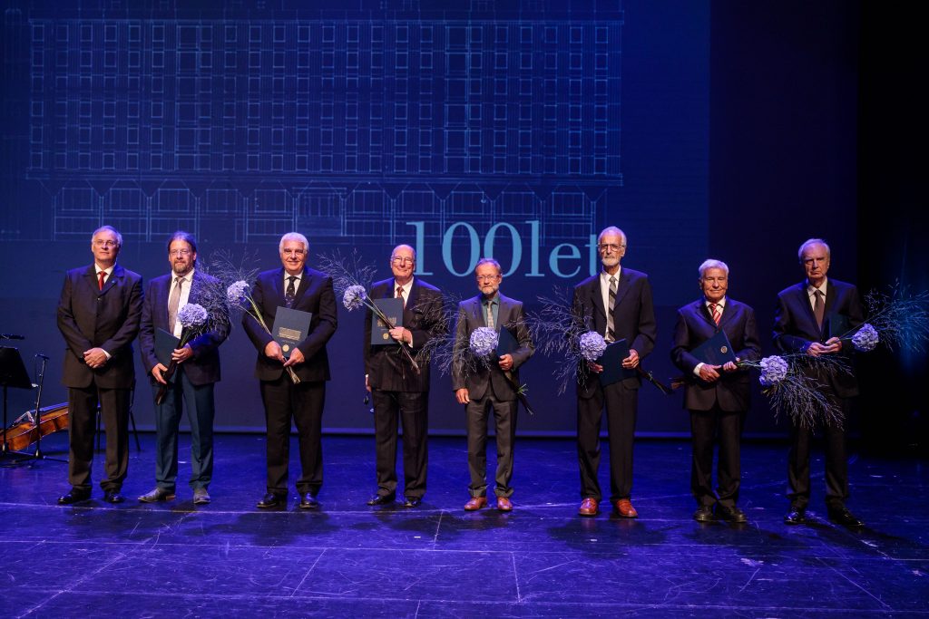 Dekan prof. Matjaž Mikoš s prejemniki zlatih plaket (od leve proti desni: prof. Matjaž Mikoš, doc. Gerhard Navratil, prof. Uwe Stilla, prof. Erik Stubkjær, prof. Miran Saje, prof. Rudi Rajar, prof. Andrej Pogačnik, akad. prof. Peter Fajfar)