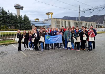 Skupinska fotografija z DŠV zastavo, v ozadju je hidroelektrarna Djerdap 1