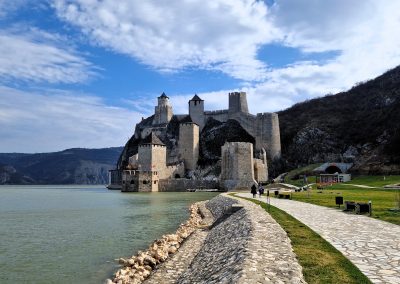 Trdnjava ob bregu reke Donave, desno od trdnjave je urejen park