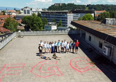 skupinska slika ob napisu FGG