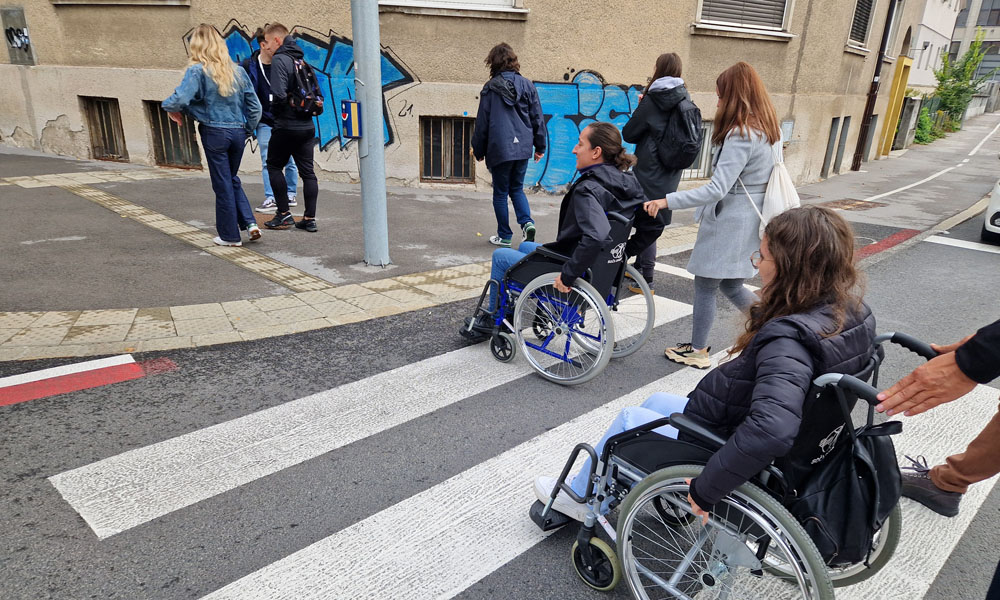 Študenti so preizkusili invaildkse vozičke z sprehodom po mestu.