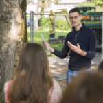 Dr. Mateja Radinja pred lokacijo deževnih vrtov