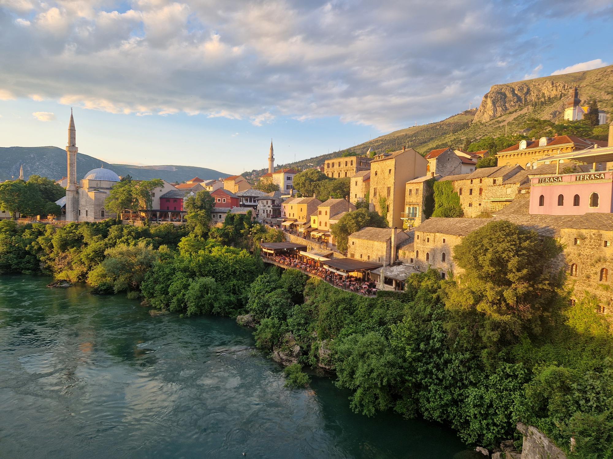 PN2inGIGMA_bosna3 Večerna panorama mesta Mostar s pogledom na stari del.