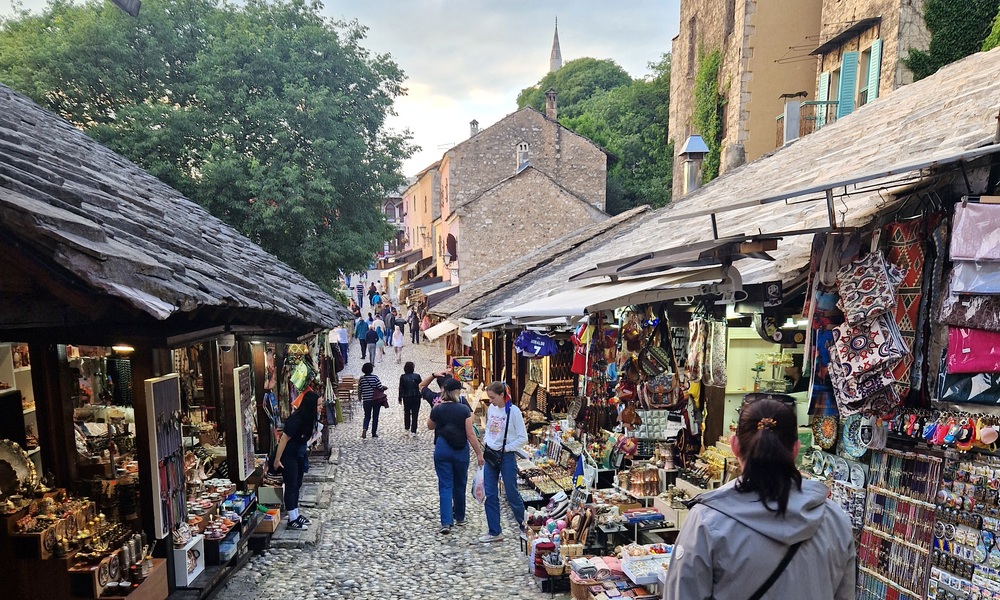 Turistična ulica v starem delu Mostarja.