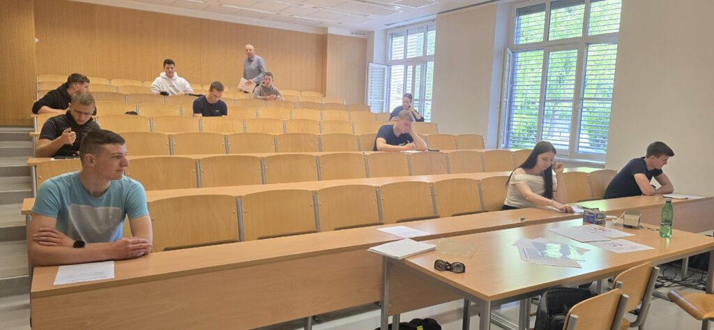Dijaki med reševanjem tekmovalnih nalog.