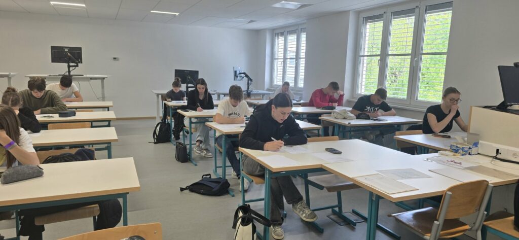Dijaki med reševanjem tekmovalnih nalog.