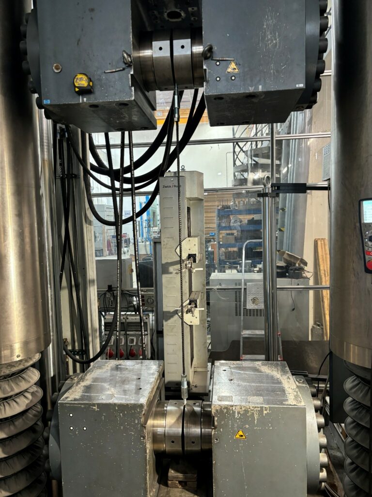 Testiranje pridrževalcev v okviru kontrole proizvodnje (Foto: Blaž Zoubek)