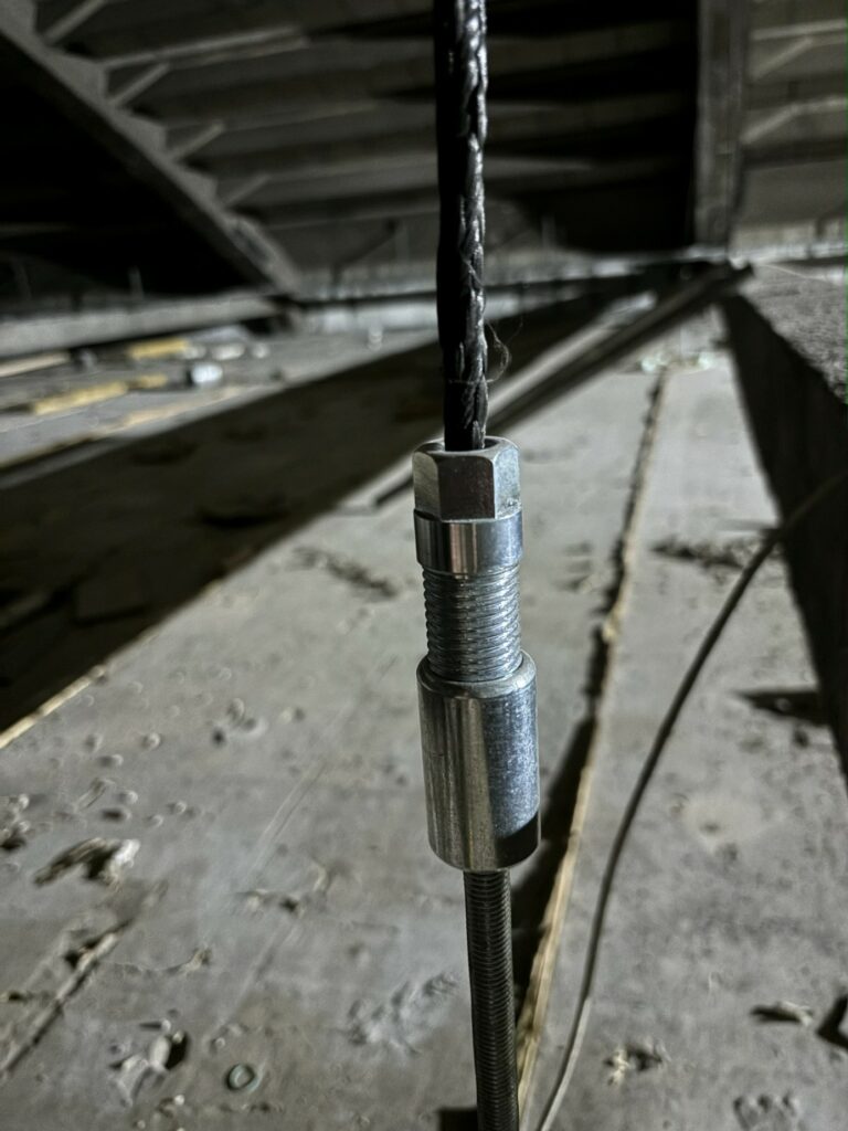 Namestitev pridrževalcev v halah v BTC, Ljubljana (Foto: Blaž Zoubek)