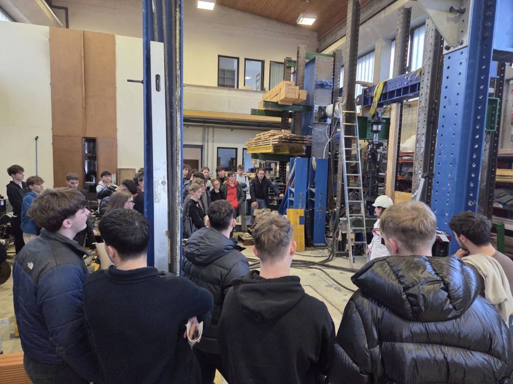 Dijaki v laboratoriju