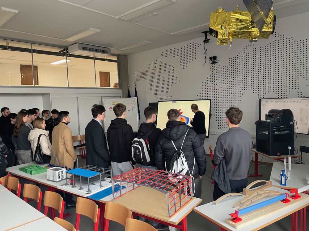 Predavalnica s profesorjem in dijaki.