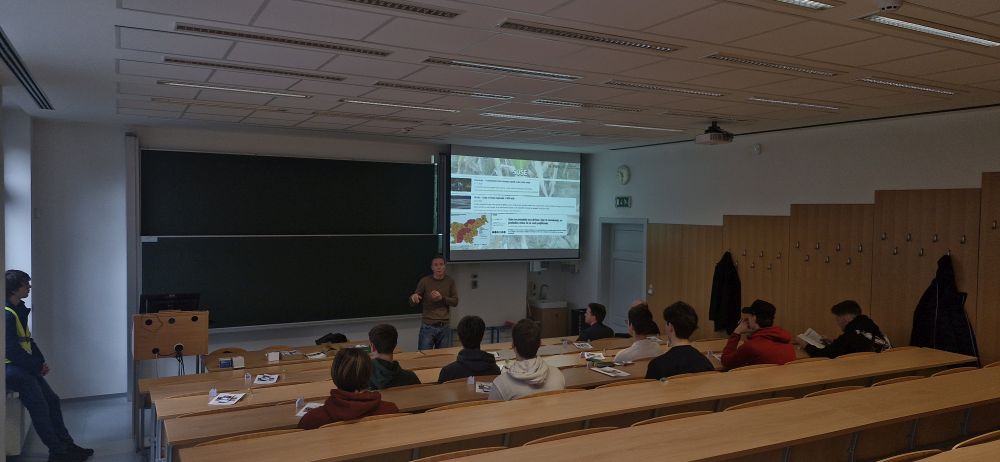 Predavalnica s profesorjem in dijaki