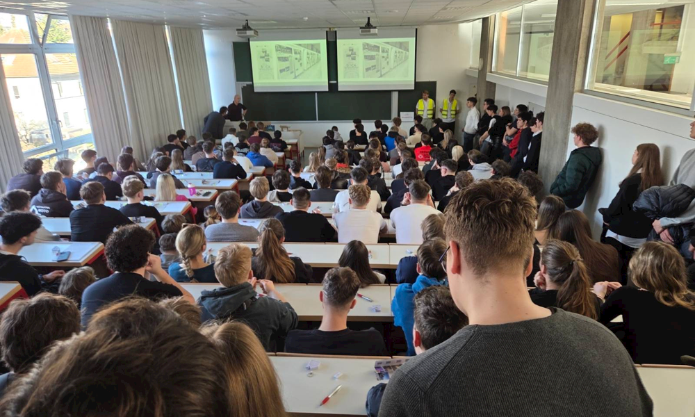 Polna predavalnica dijakov.