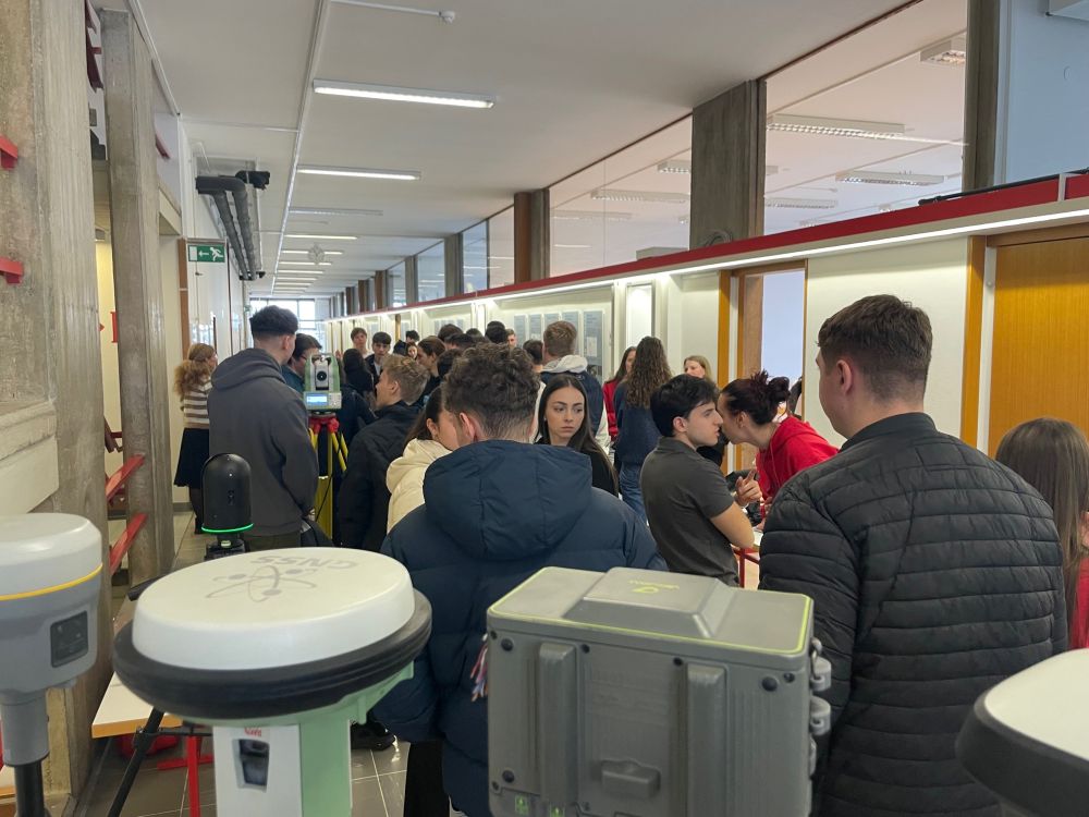 Dijaki in geodetski pripomočki na hodniku