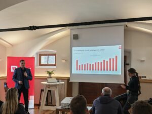 Na sliki je Boštjan Kop, ki predstavlja analize podatkov o vožnjah motoristov.