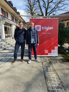 Na sliki prof. dr. Krištof Oštir (desno) in doc. dr. Jernej Tekavec (levo) pred logotipom dogodka.