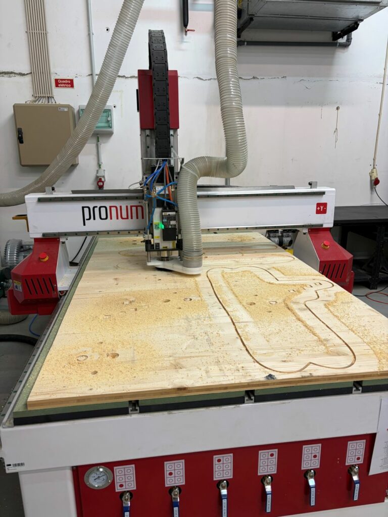 CNC naprava za razrez lesenih plošč.