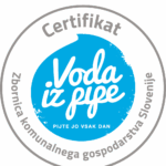 bel napis na modri podlagi, obkrožen z sivim napisom