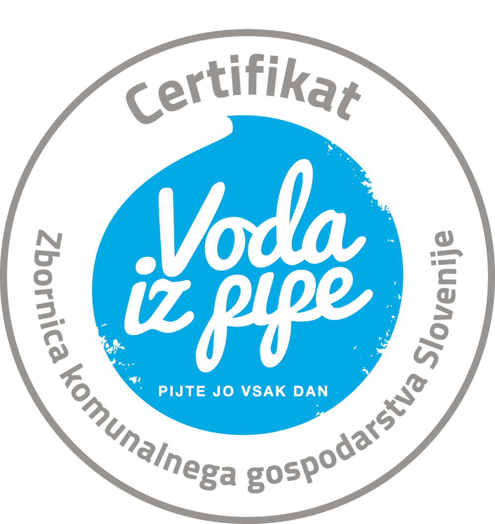 bel napis na modri podlagi, obkrožen z sivim napisom