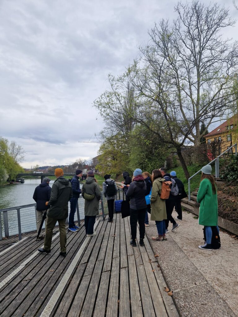 Udeleženci strokovne ekskurzije Hydro Hike si na podestu nad reko ogledujejo iztok razbremenilnika mešanega kanalizacijskega sistema v Ljubljanico.