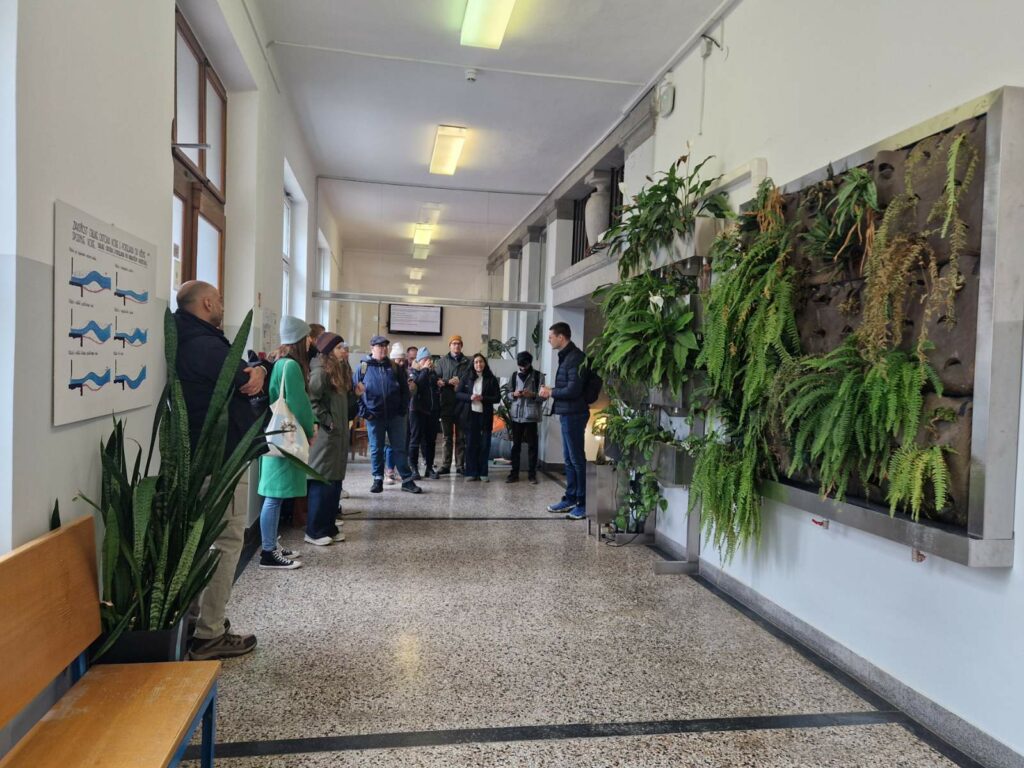 Udeleženci strokovne ekskurzije Hydro Hike si ogledujejo zeleno steno na fakulteti.