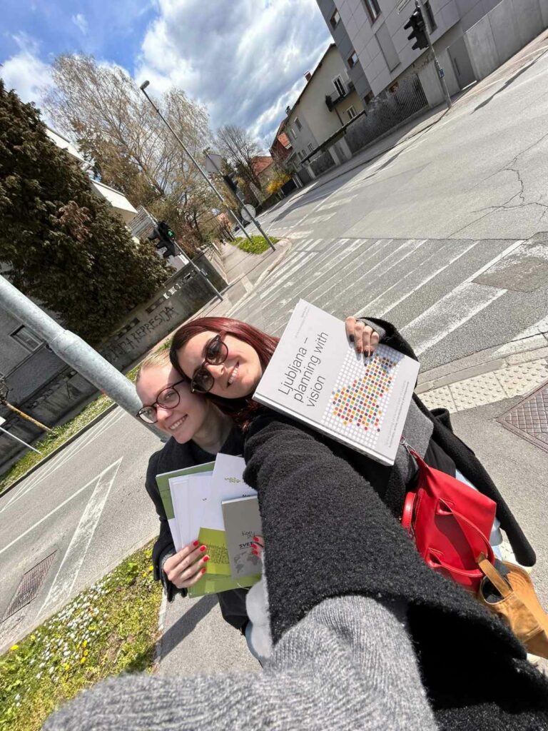 Študentki Aleksandra in Andjela med enomesečno izmenjavo v Ljubljani v okviru CEEPUS mobilnosti, v rokah držita študijsko gradivo.