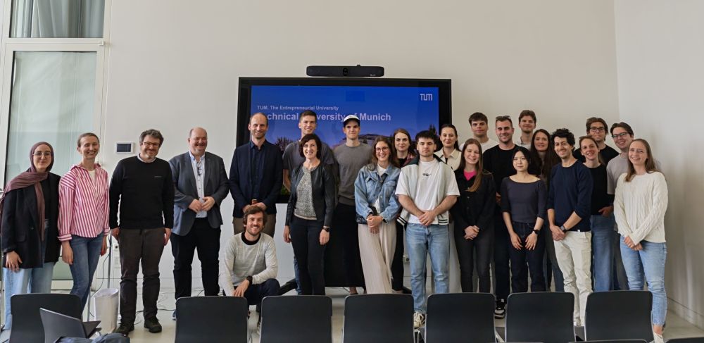 Skupinska fotografija študentov zaključnega letnika magistrskega študija geodezije in geoinformatike ter gostiteljev ob obisku Tehniške univerze München.