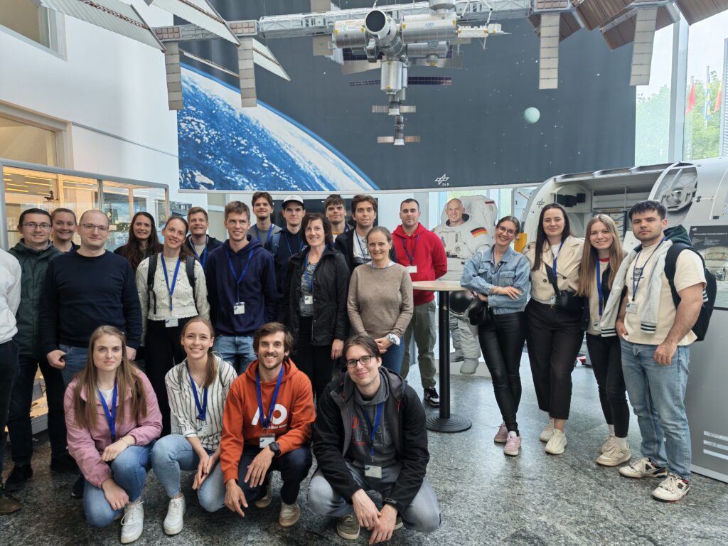 Skupinska fotografija študentov zaključnega letnika magistrskega študija geodezije in geoinformatike ob obisku nemške vesoljske agencije.