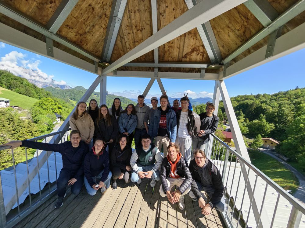Skupinska fotografija študentov zaključnega letnika magistrskega študija geodezije in geoinformatike pred vhodom v znamenit rudnik soli blizu Salzburga.