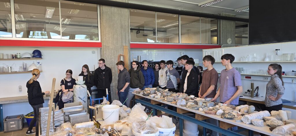 Skupina dijakov stoji v Geotehniškem laboratoriju. Profesorica jim opisuje, katere preizkuse v tem prostoru opravljajo.