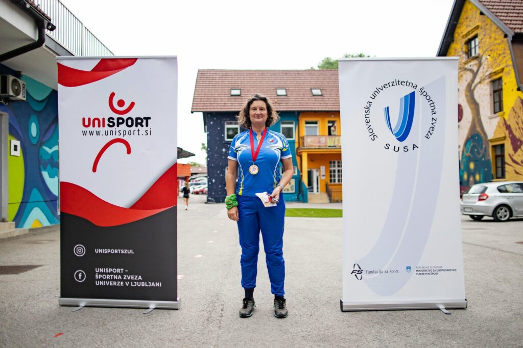 Med promocijskima pingvinoma stoji viš. pred. dr. Mojca Foški. Okoli vratu ima medaljo.