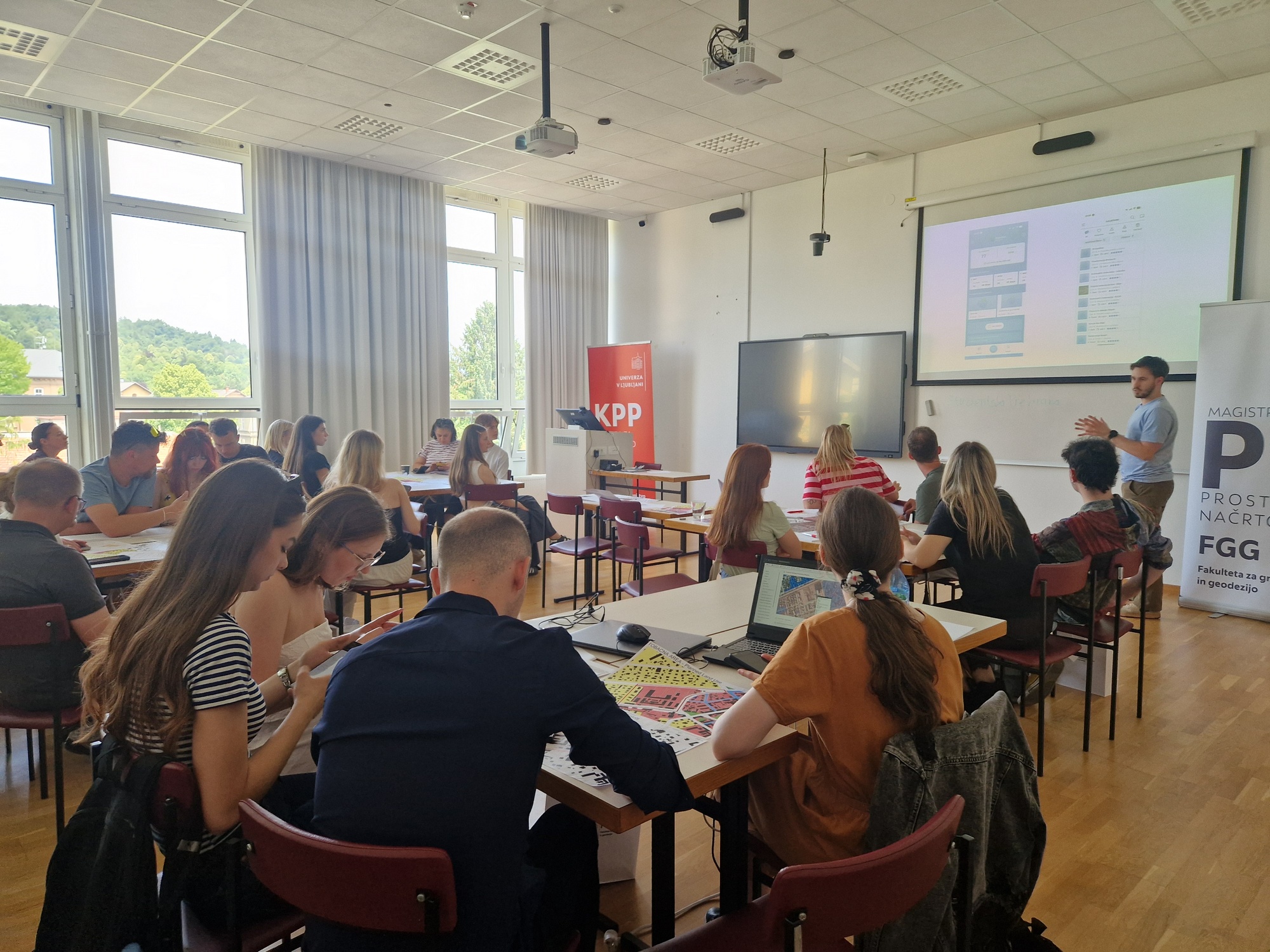 Študenti sedijo v predavalnici in poslušajo predavanje
