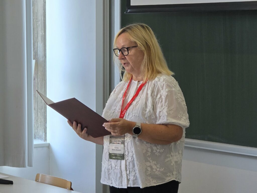 Dekanja, prof. dr. Bokan Bosiljkov, med uvodnim nagovorom 15. simpozija EALD v predavalnici.