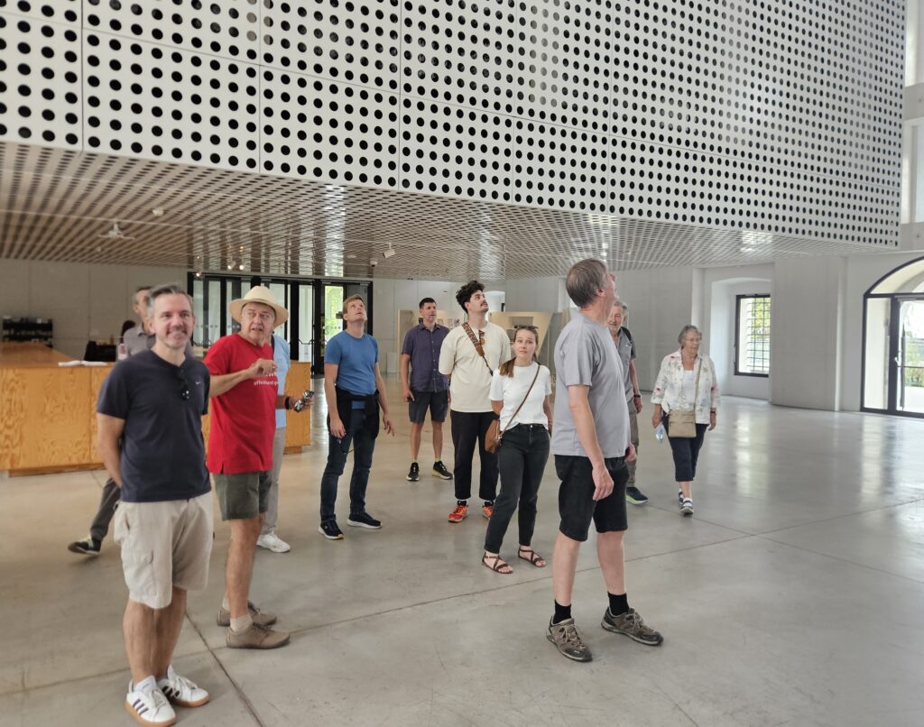 Udeleženci 15. simpozija EALD med ogledom primera urbane prenove v ljubljanski Cukrarni.